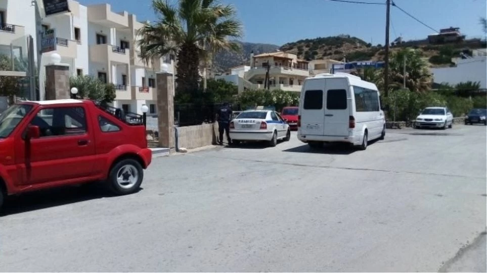 Κρήτη: Στον εισαγγελέα η δολοφόνος με το ψαλίδι – Ο Γάλλος τουρίστας πάλεψε για τη ζωή του